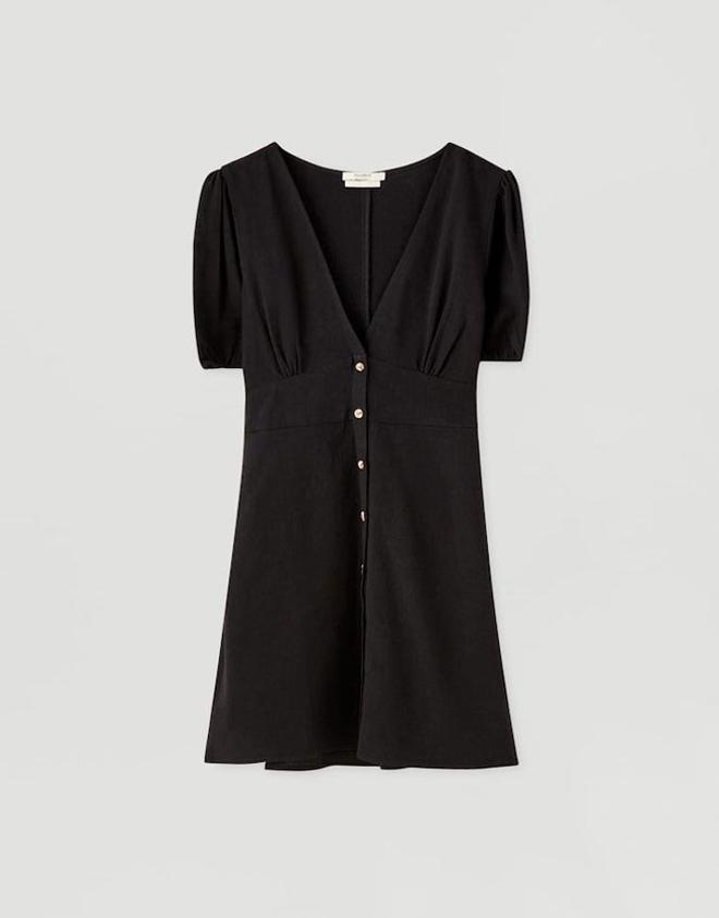 Vestido negro corto con botones, de Pull&amp;Bear