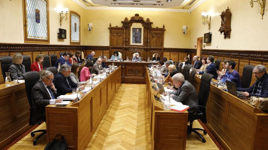 Los concejales,  al inicio del Pleno, con Ana González al fondo presidiendo la sesión.