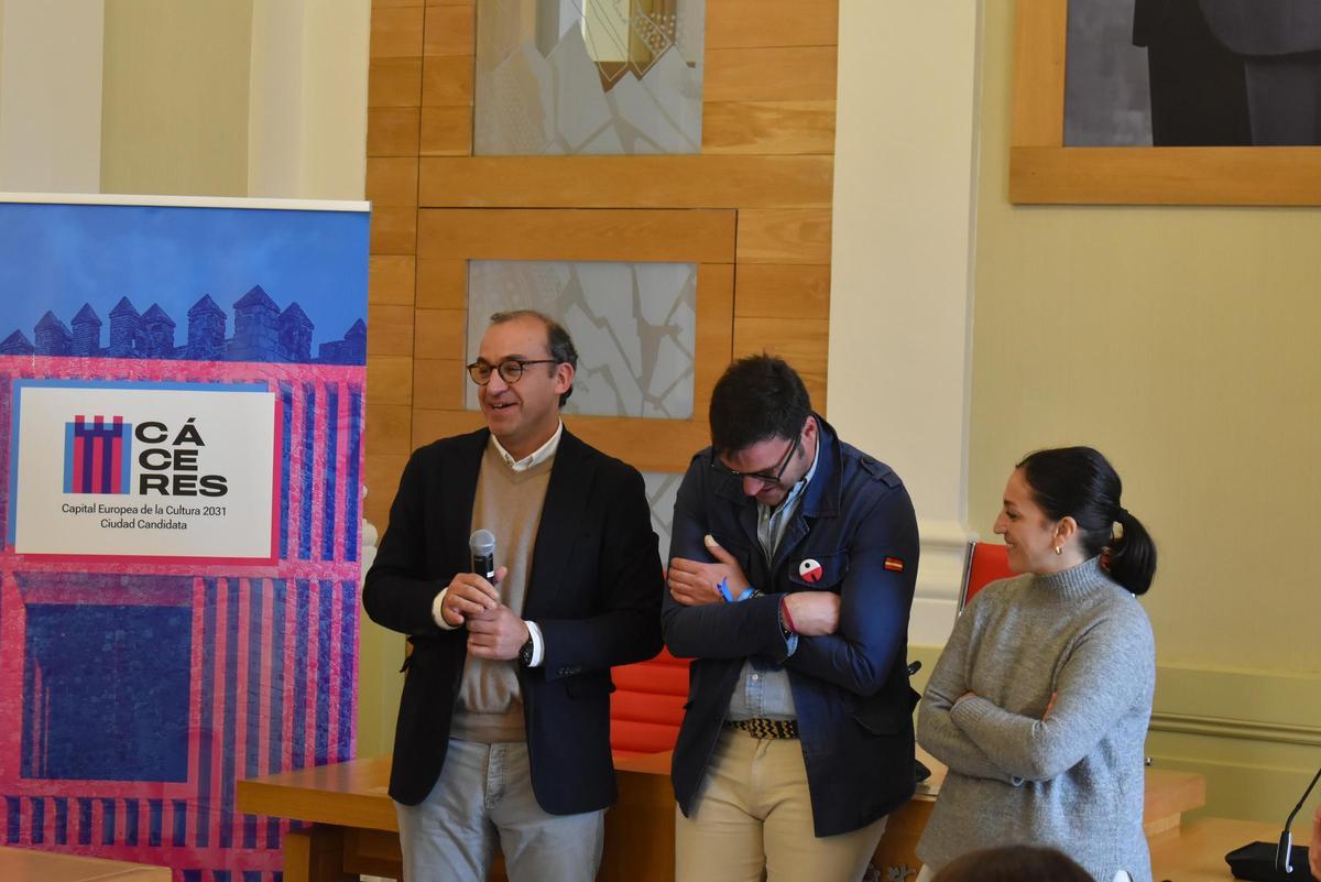 Fotogalería | Alumnos franceses y portugueses visitan el ayuntamiento de Cáceres