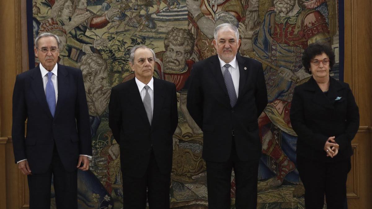 De izquierda a derecha, Ricardo Enríquez, Alfredo Montoya, Cándido Conde-Pumpido y María Luisa Balaguer, durante el acto de jura de sus cargos en el Palacio de la Zarzuela.