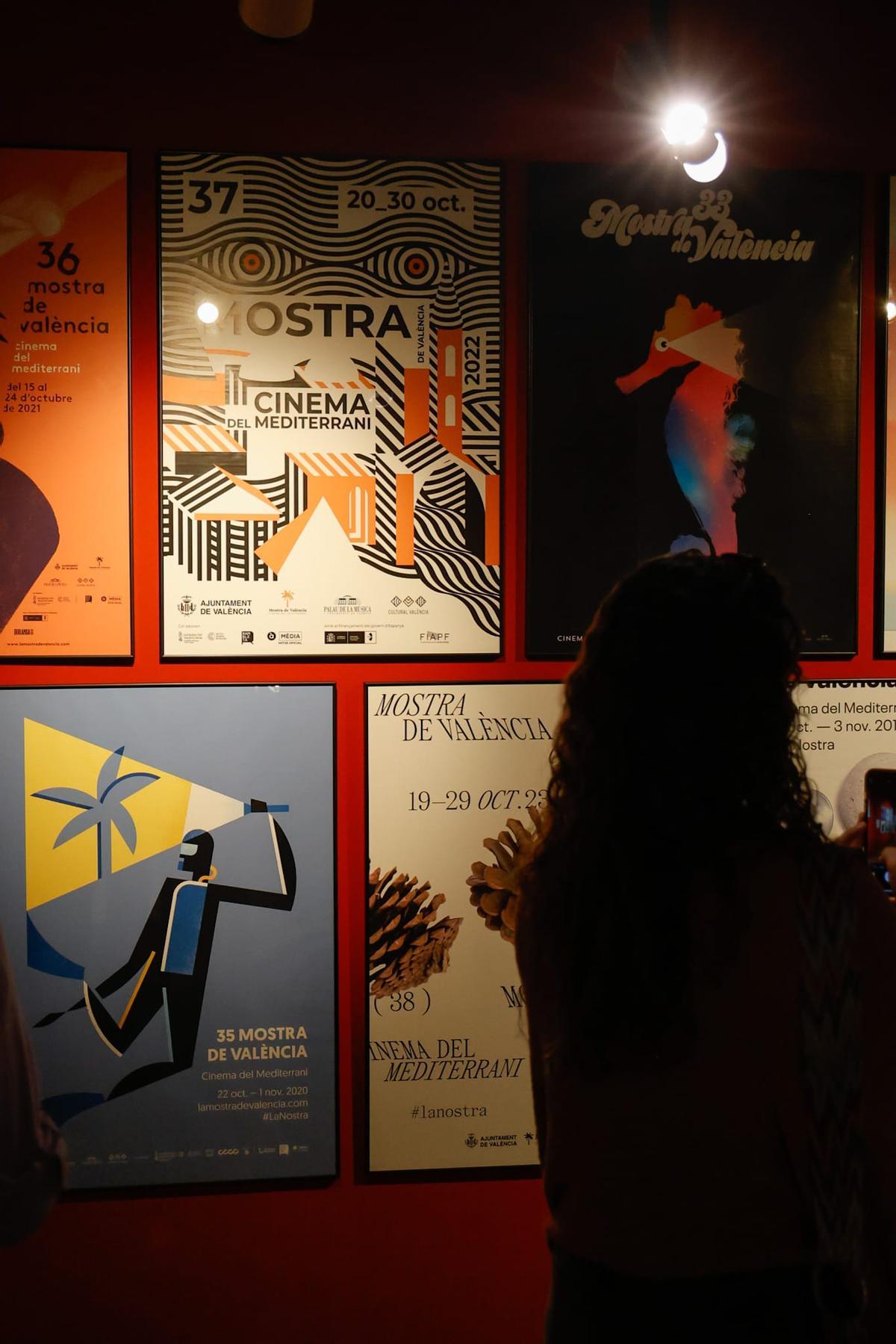 Algunos carteles de la muestra.