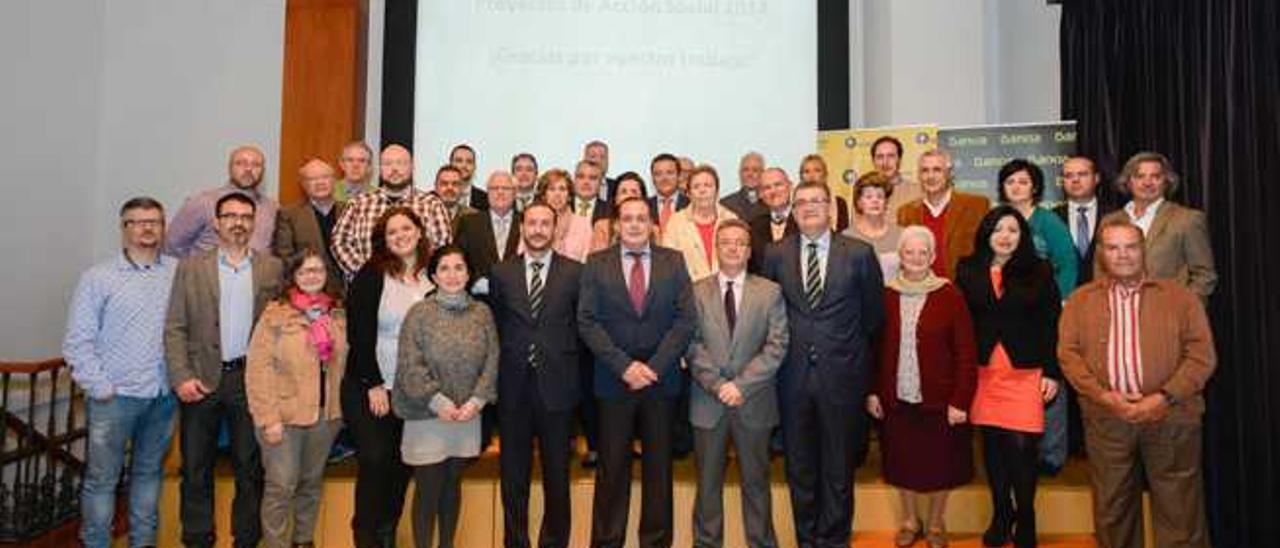 Los representantes de Bankia y La Caja de Canarias junto a los responsables de las 25 asociaciones sociales, ayer en el Cicca.