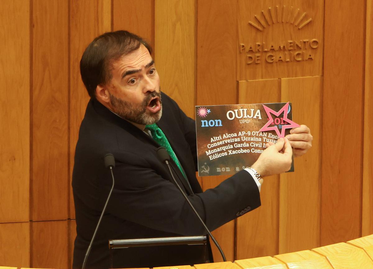 Alberto Pazos, portavoz parlamentario del PPdeG, durante su intervención el Debate del Estado de la Autonomía, con lo que presentó como la "ouija del BNG"