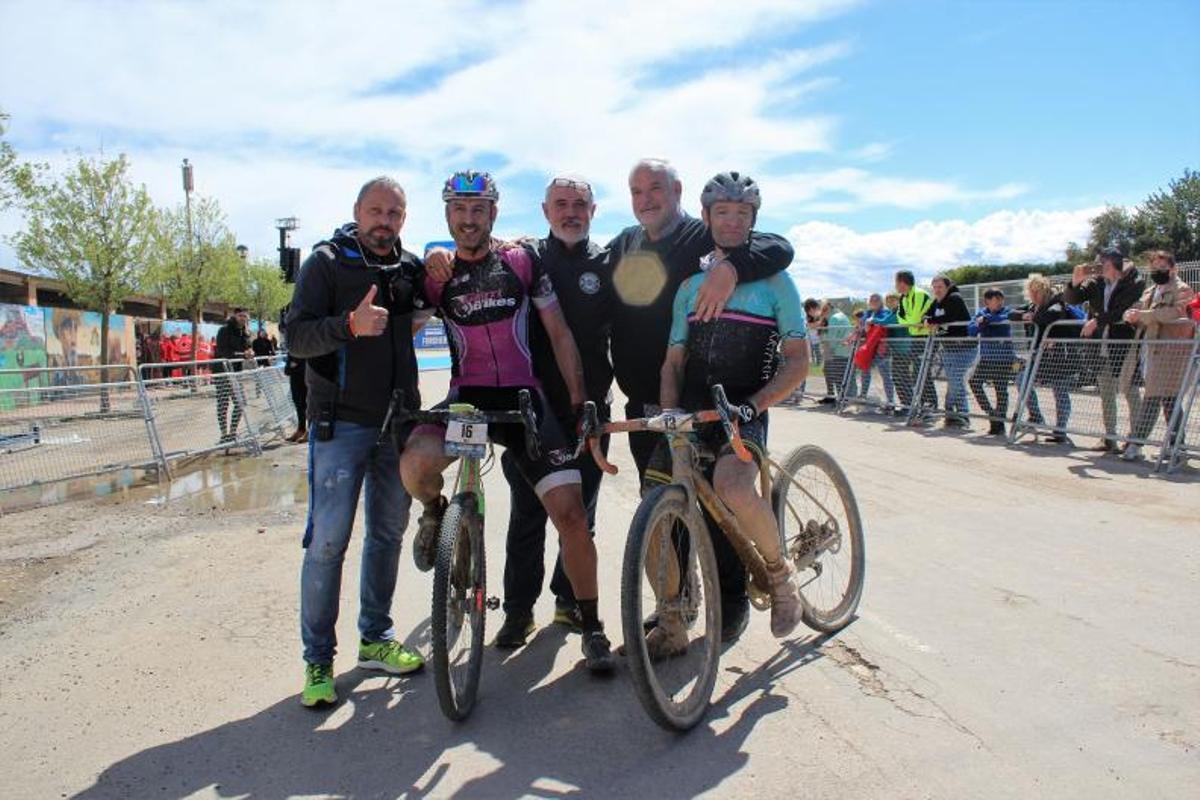 Varios de los participantes, tras la carrera. | COMARCA DE LOS MONEGROS