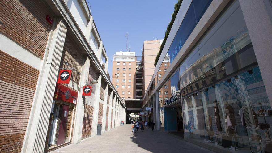 Arrestada tras localizar a su hija de 4 años sola en la calle de madrugada