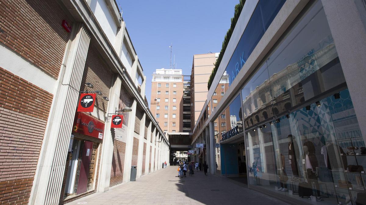 Pasaje de Doctor Serra de València donde fue localizada la menor deambulando sola a las cinco de la madrugada.