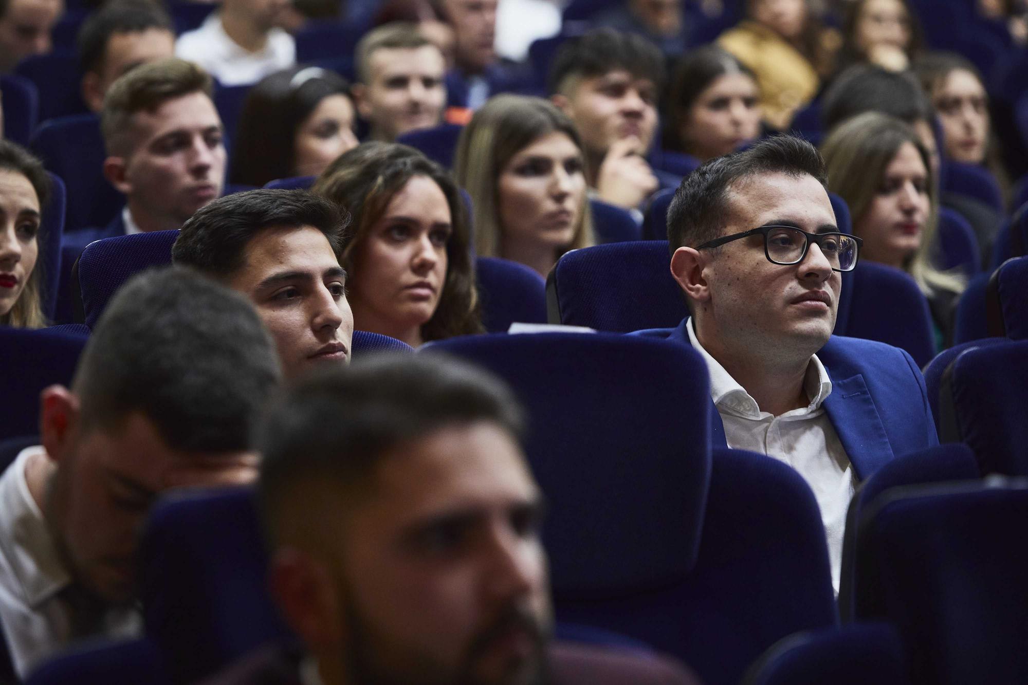 Graduación de los alumnos en los grados en Administración y Dirección de Empresas, Economía, Marketing, Sociología, dobles grados en Ingeniería Informática + ADE y Turismo + ADE, y los másteres universitarios en Administración y Dirección de Empresas, Cooperación al Desarrollo, Dirección y Planificación del Turismo, Economía Aplicada, Economía Cuantitativa e Innovación Social y Dinámicas de Cambio de la Universidad de Alicante.