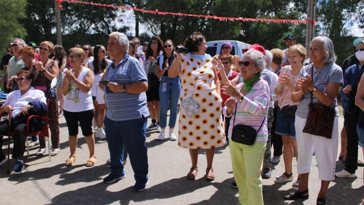 Vecinos de Valleluengo en el homenaje. | Araceli Saavedra