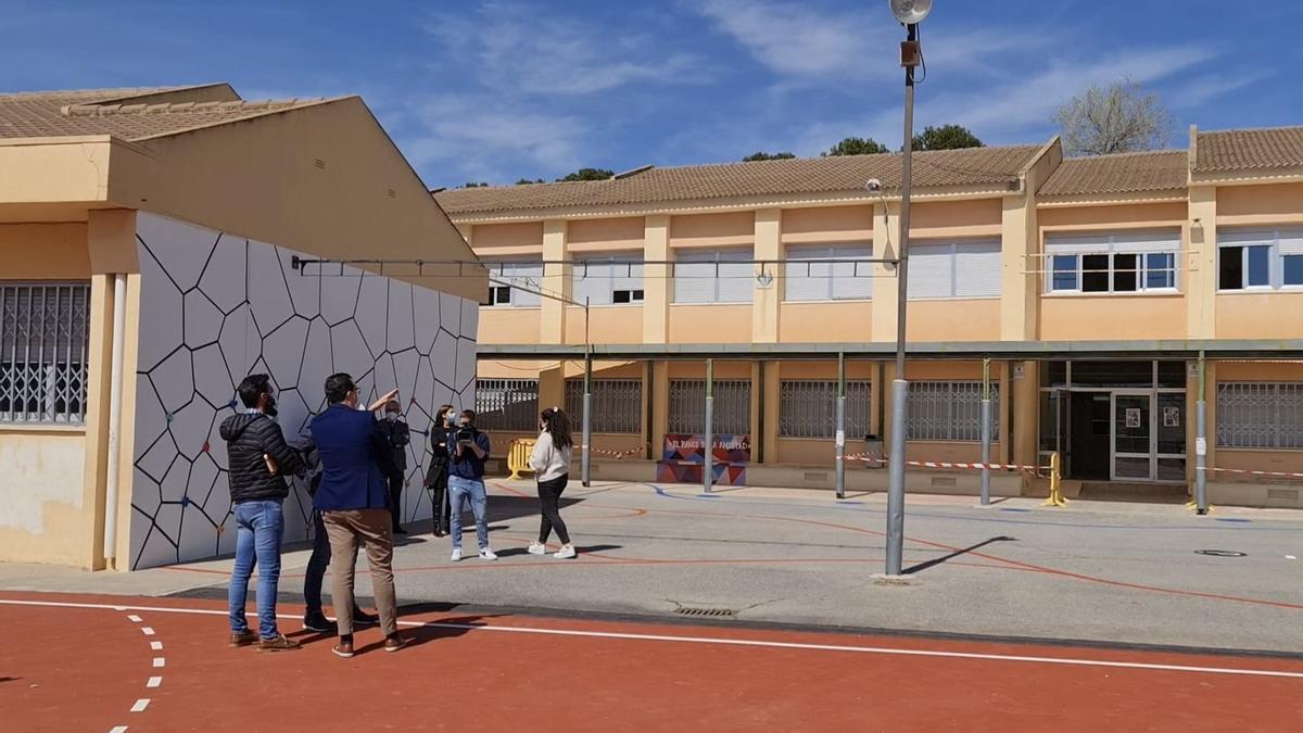 Visita del alcalde y el concejal de Educación al patio del colegio Miguel Servet de Elda.