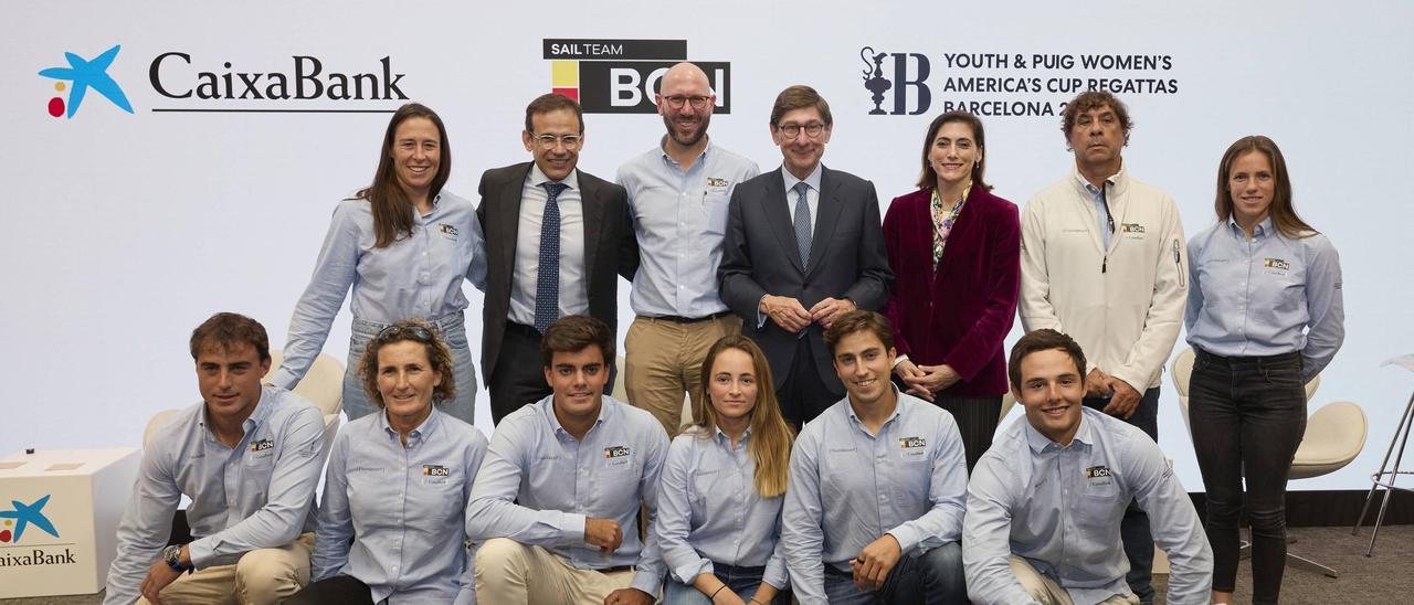 El presidente de Caixabank, José Ignacio Goirigolzarri, con los regatistas del equipo Sail Team BCN