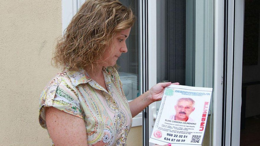 Sandra Carrera, la hija mayor de Elías, con el cartel de la desaparición de su padre.
