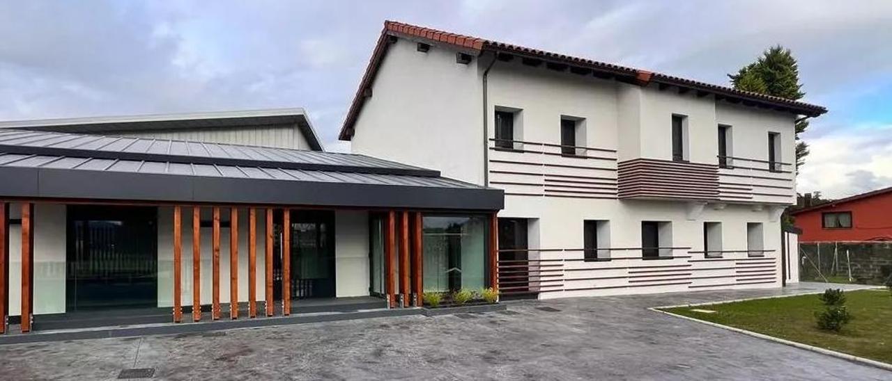 Exterior de la escuela infantil "La Parpayuela", en Lugo de Llanera.
