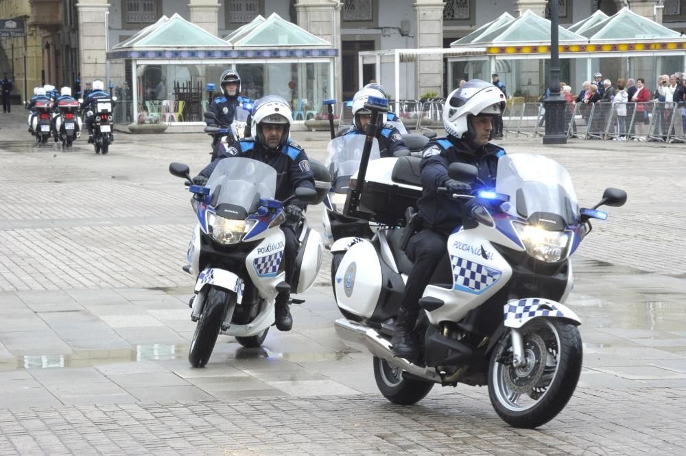 26 agentes reciben la medalla de permanencia por sus 30 años de servicio, funcionarios del cuerpo jubilados durante el 2016 fueron condecorados y otros 6, medalla a la trayectoria profesional ejemplar