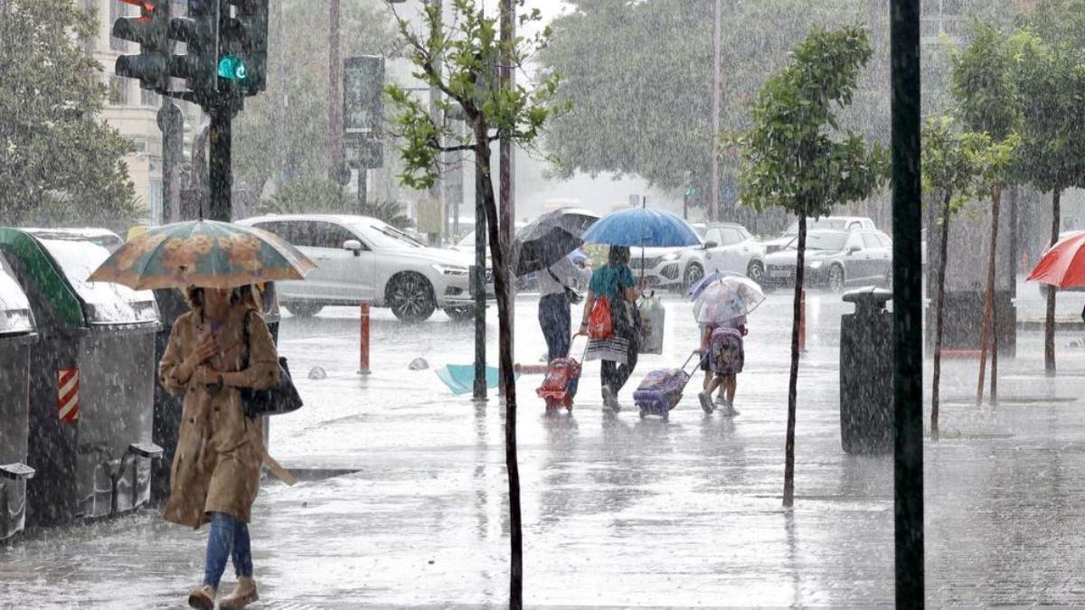 Un episodio de fuertes lluvias, el pasado mes de junio en el centro de Murcia. / Juan Carlos Caval