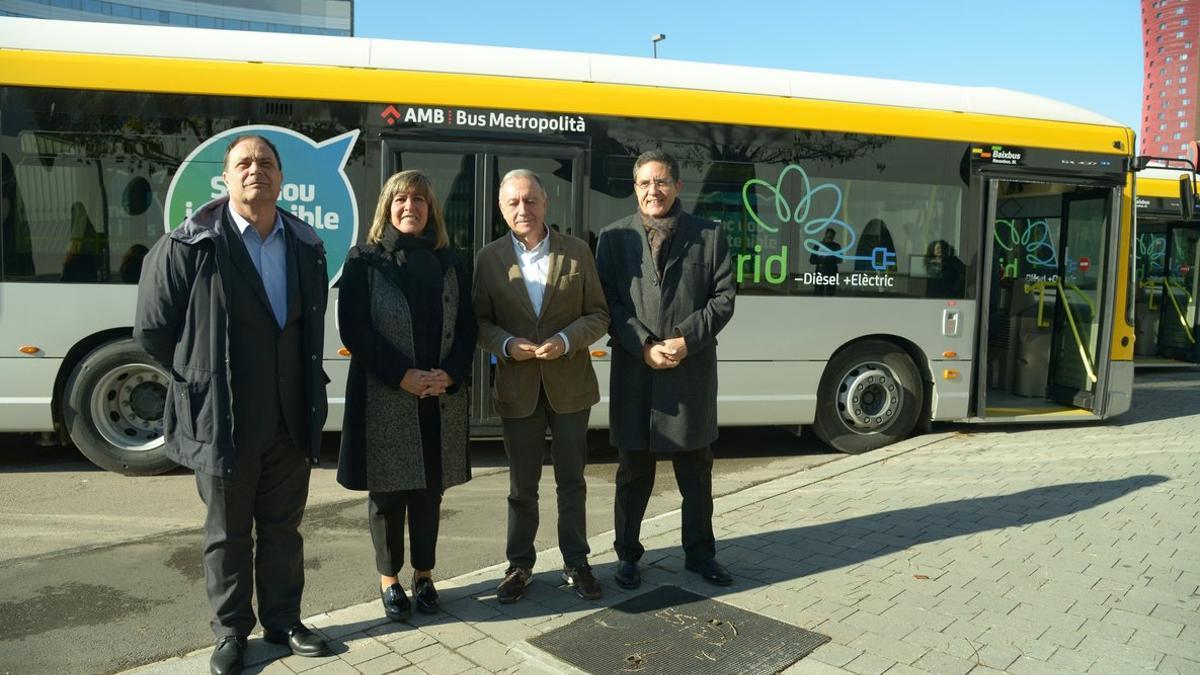 Imagen de la presentación de la nueva red de buses híbridos de L'Hospitalet este lunes