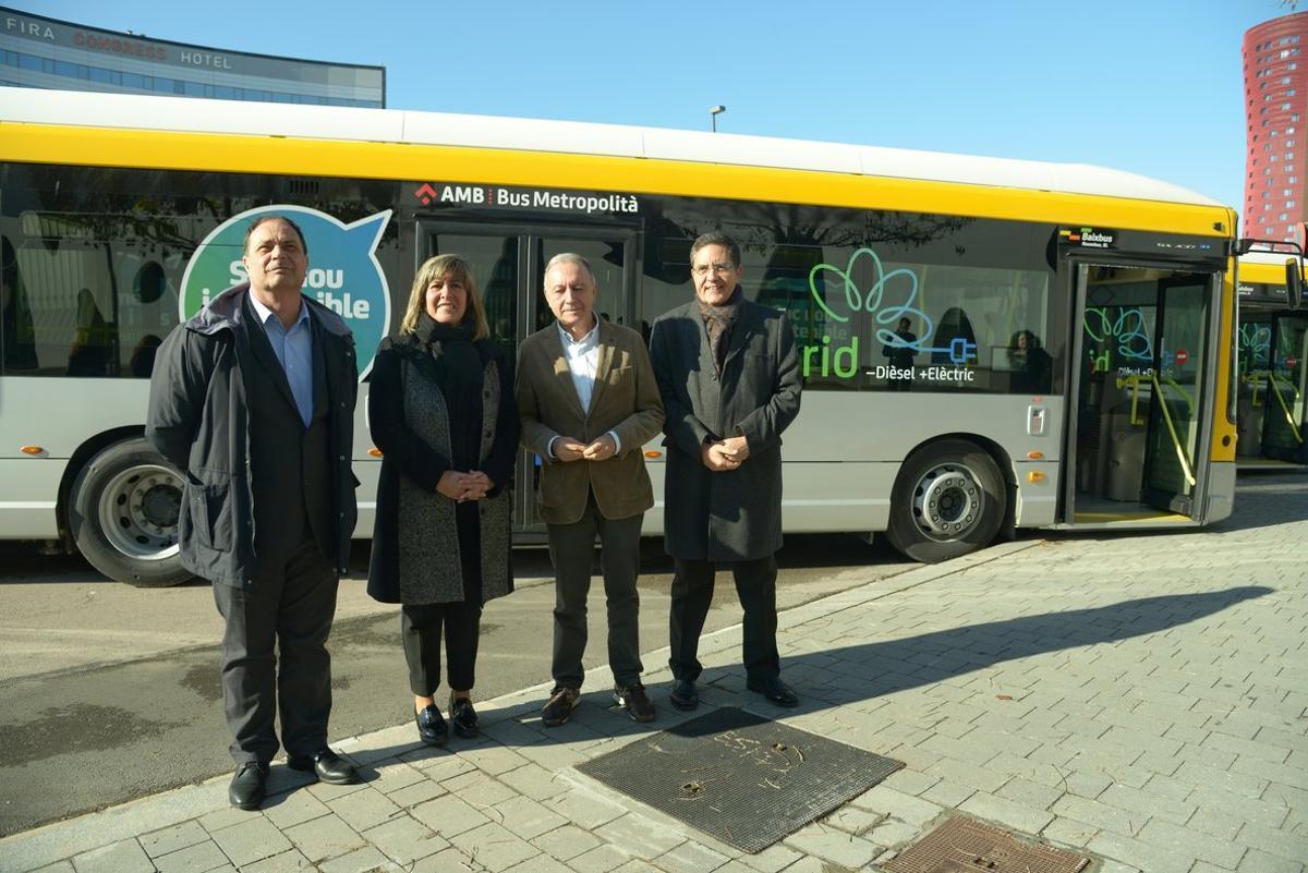 El AMB presenta los 17 nuevos autobuses híbridos de L'Hospitalet