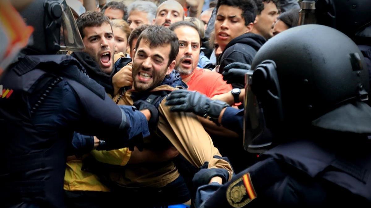 Carga policial en la escuela Ramon Llull de Barcelona el 1-O