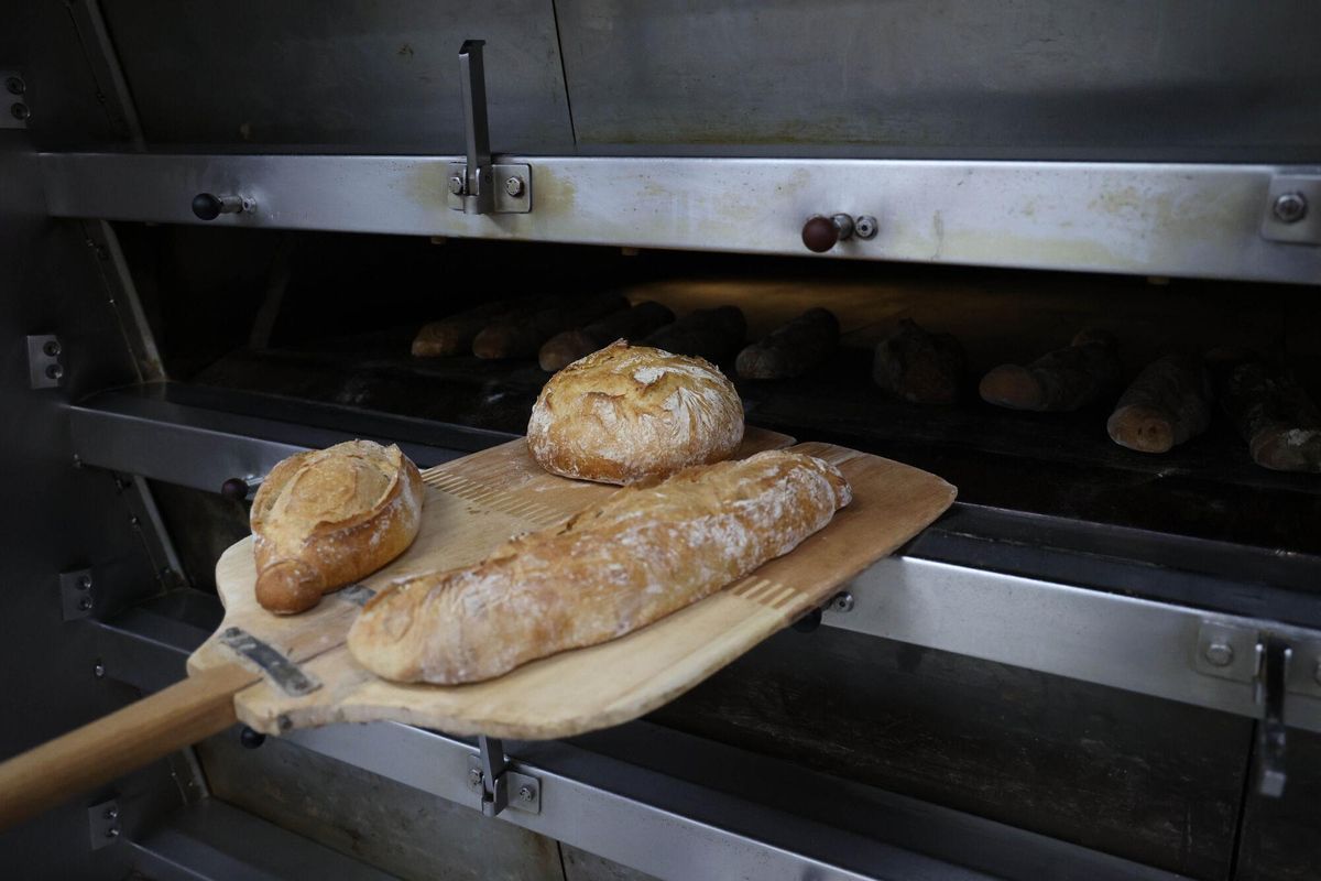 Salida del horno de tres panes en un establecimiento Supan de Vigo.