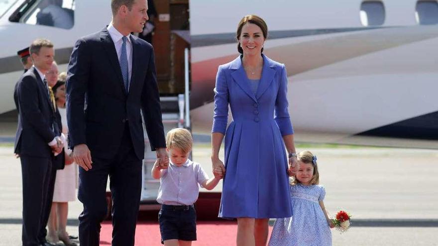 Los duques de Cambridge, con sus hijos, a su llegada a Berlín.