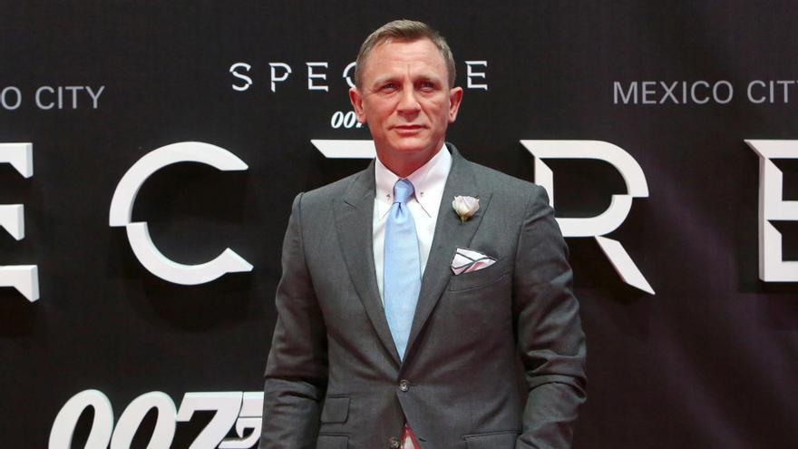 FILE PHOTO: Daniel Craig poses for photographers on the red carpet at the Mexican premiere of the new James Bond 007 film "Spectre" in Mexico City