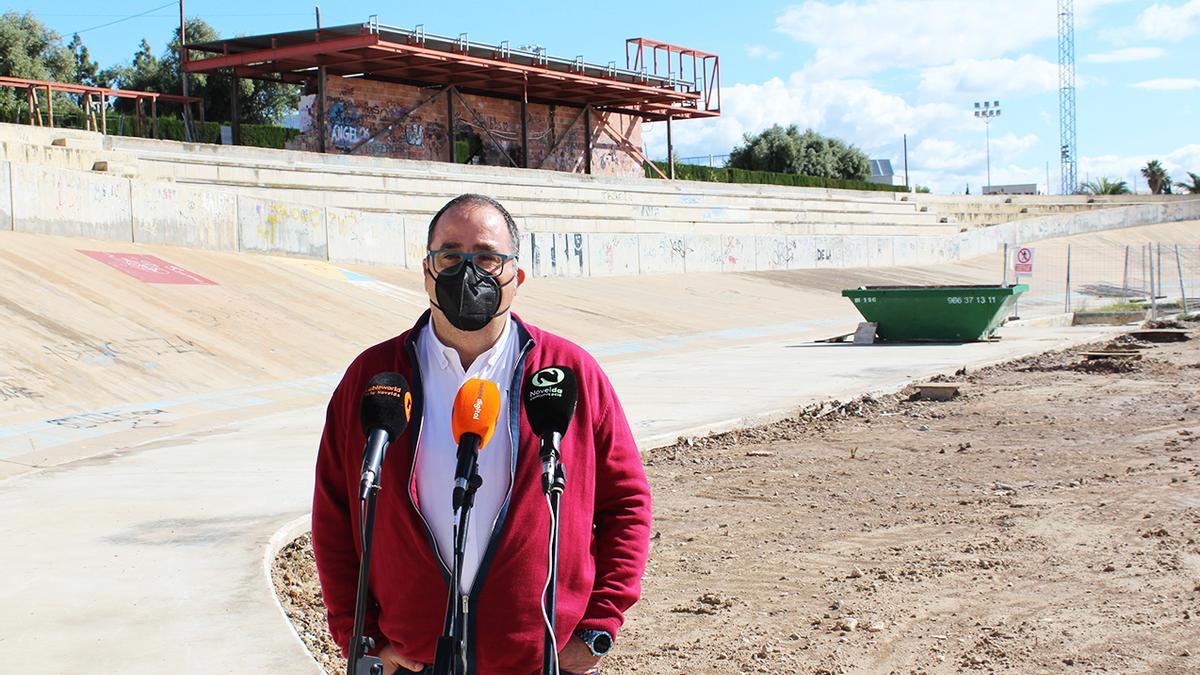 El concejal de Deportes en el velódromo.