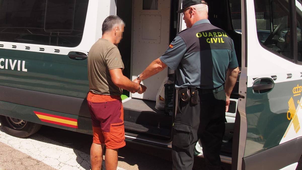 S. R. subiendo al furgón de la Guardia Civil tras decretarse el ingreso en prisión provisional.