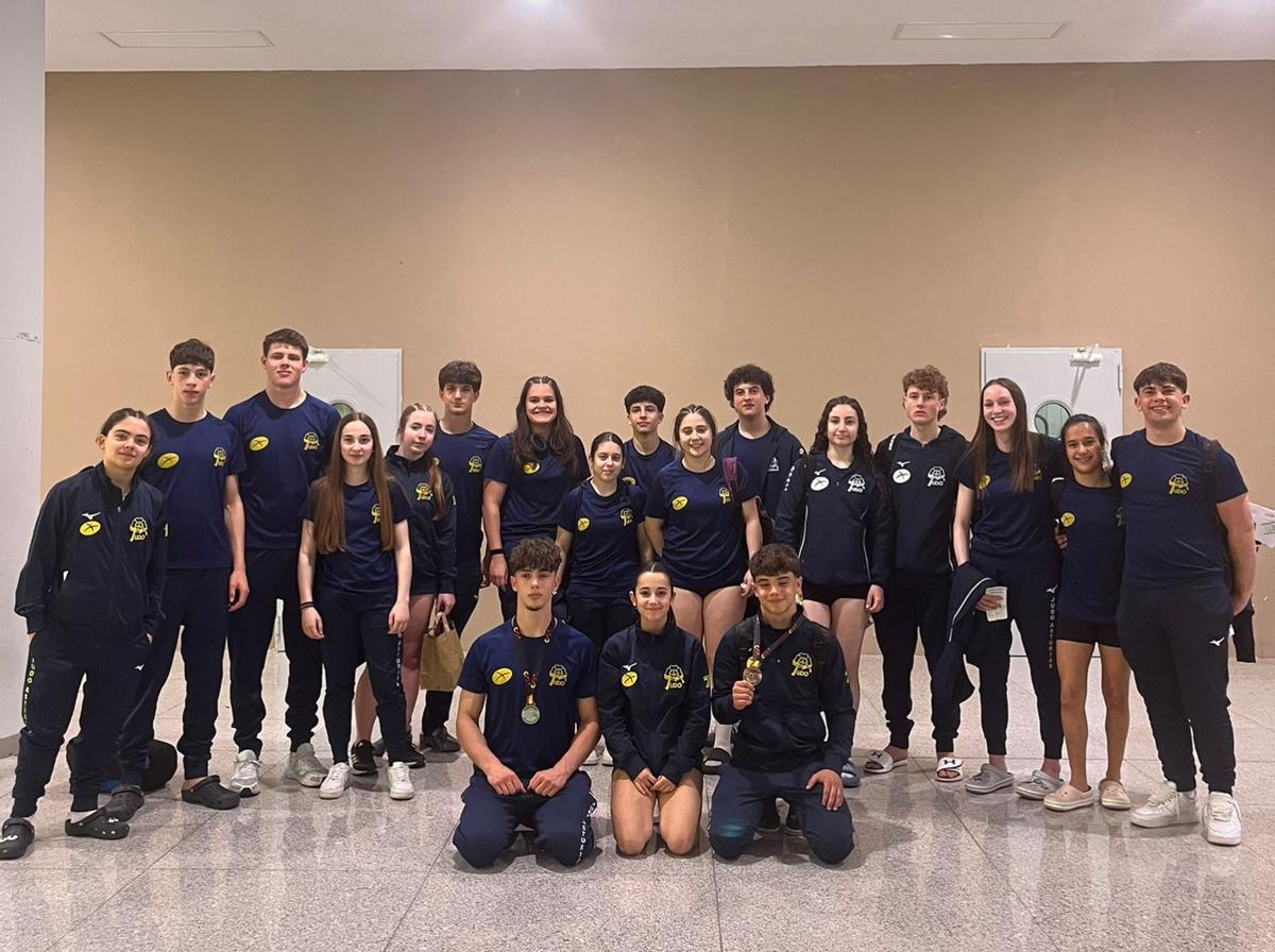 Por la izquierda, de rodillas, Gonzalo Gayol, Jimena Álvarez y Carlos Aramís del Valle, medallistas asturianos cadetes, rodeados de sus compañeros.