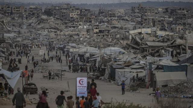 Palestins desplaçats caminen a Jabalia, al nord de la ciutat de Gaza, divendres. | MOHAMMED SABER / EFE