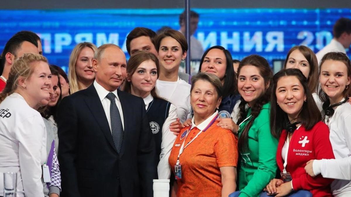 Putin, junto a un grupo de voluntarios tras el programa.