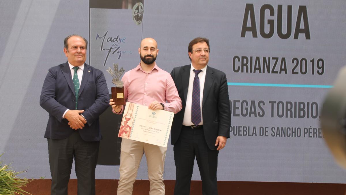 El representante de Bodegas Toribio, exhibe su Gran Espiga, flanqueado por Urbano Caballo y Guillermo Fernández Vara.