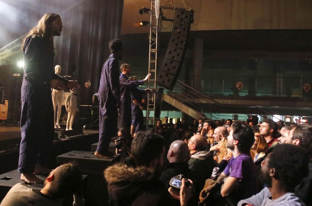 El cantante y pianista británico inunda con su voz (y sus bromas) el Auditorio Mar de Vigo.