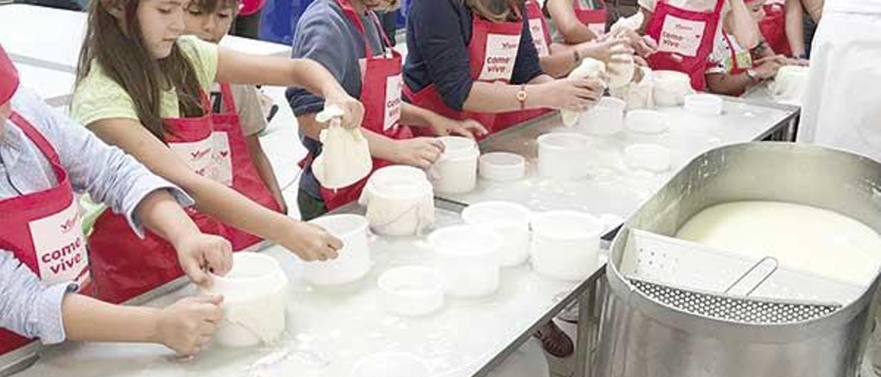 Escolares participando en uno de los obradoiros de pan y queso de Vegalsa-Eroski.