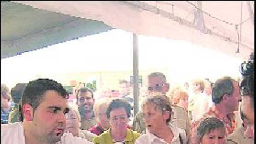 Participantes en la fiesta del Centro Gallego de Gijón, repartiendo mejillones.