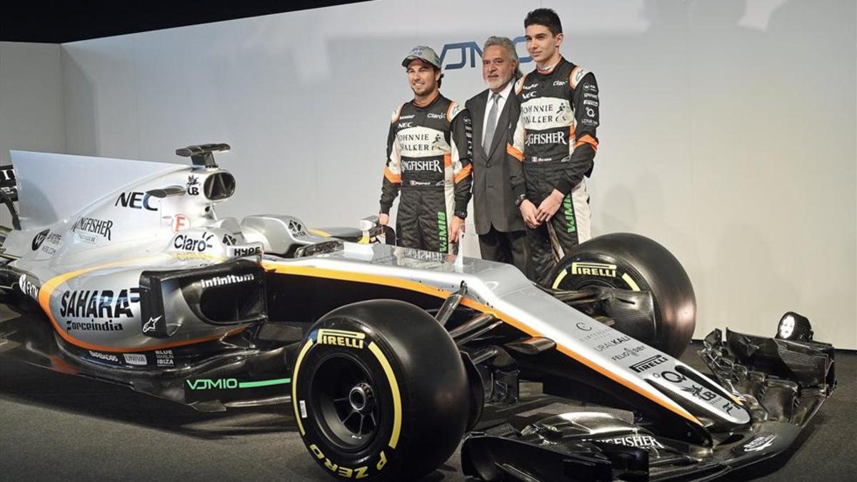 Vijay Mallia, flanqueado por sus pilotos en la última presentación de Force India