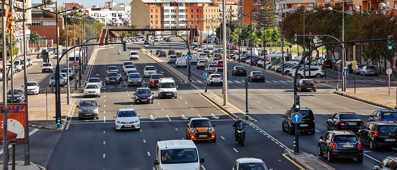 La avenida Ausiàs March, 
el lunes,  con una de las 
pasarelas que se quieren 
eliminar. m.a.montesinos