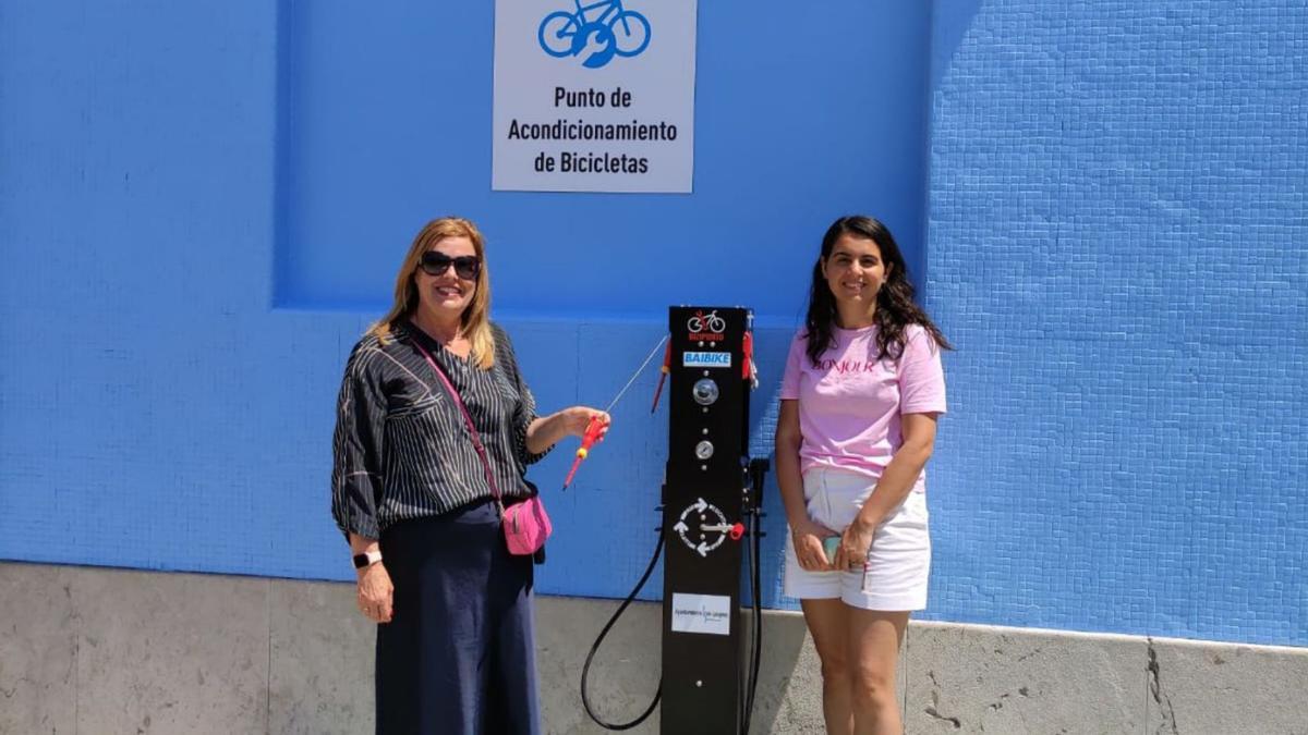 La Alcaldesa y la concejala de Deportes, en el área destinada al mantenimiento de las bicicletas.