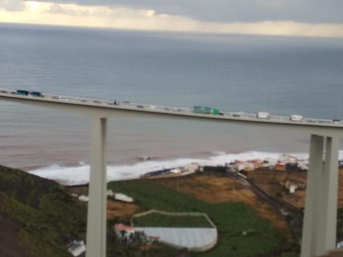 La lluvia causa retenciones y desperfectos en la GC-2