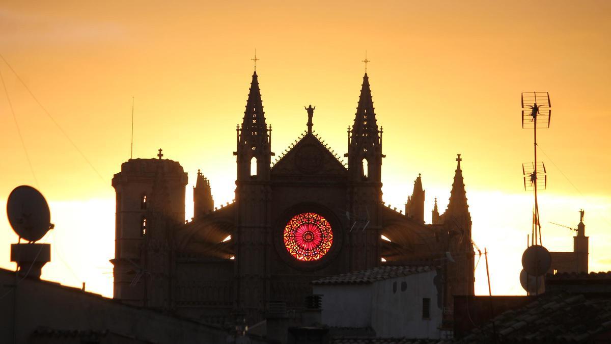 La cercanía del solsticio de invierno permite contemplar el rosetón mayor de la Catedral como un caleidoscopio incandescente