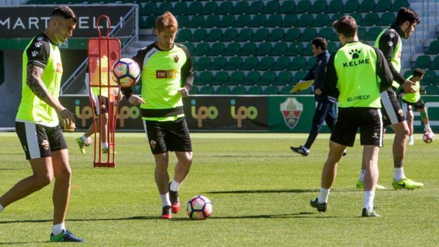 Álex Fernández y Armando, durante el entrenamiento en el Martínez Valero