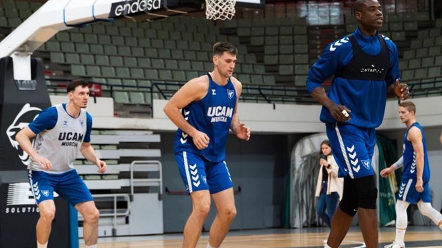 Kurucs, Sleva y Diagne durante una sesión de entrenamiento en el Palacio.  | PRENSA UCAM CB