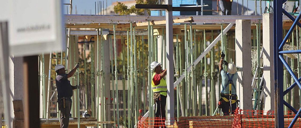 Trabajadores de la construcción en un proyecto en el Port de Sagunt. | R.C.M.