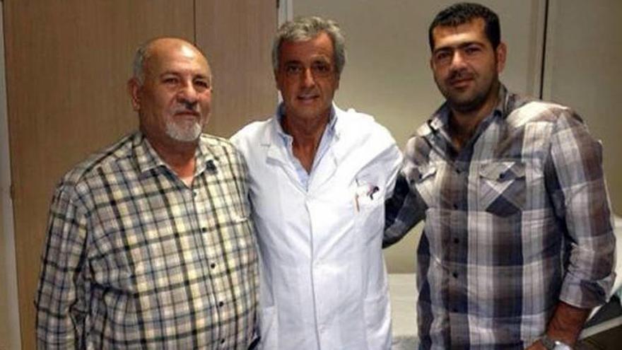 Hatem Akouche (izquierda) junto a su hijo y el médico que realizó el trasplante.