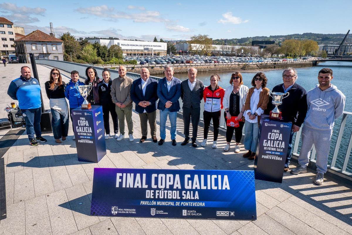 La presentación de las finales de la Copa Galicia de Fútbol Sala en el puente de O Burgo.
