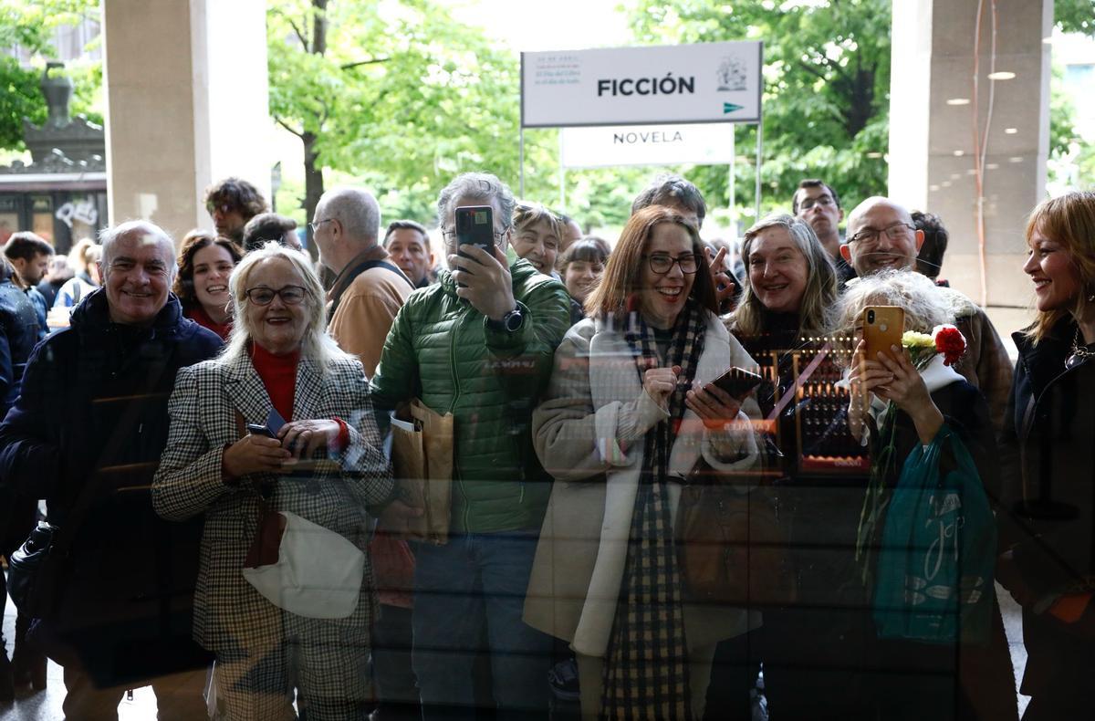 En imágenes | Bunbury desata la locura en su firma de libros en Zaragoza