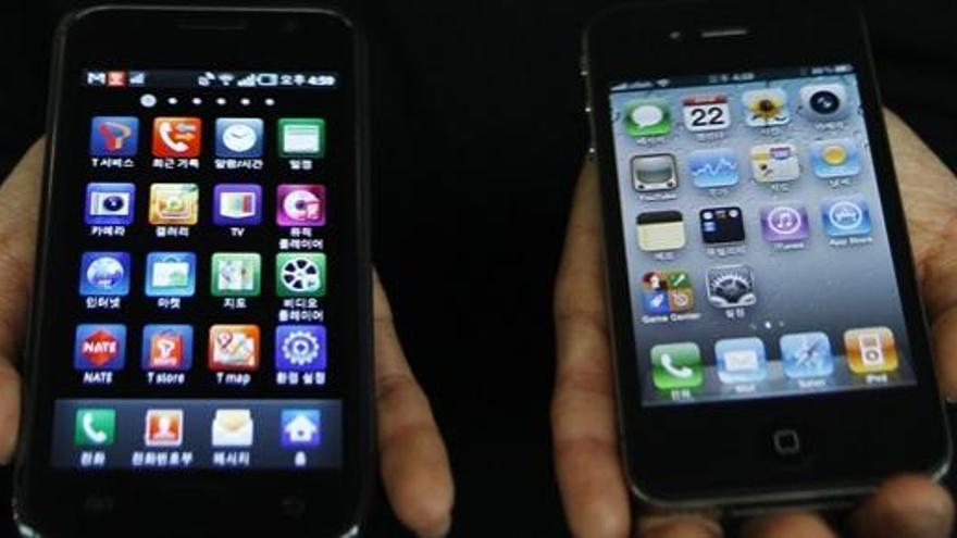 Un smartphone Galaxy de Samsung, a la izquierda, y el iPhone 4 de Apple.