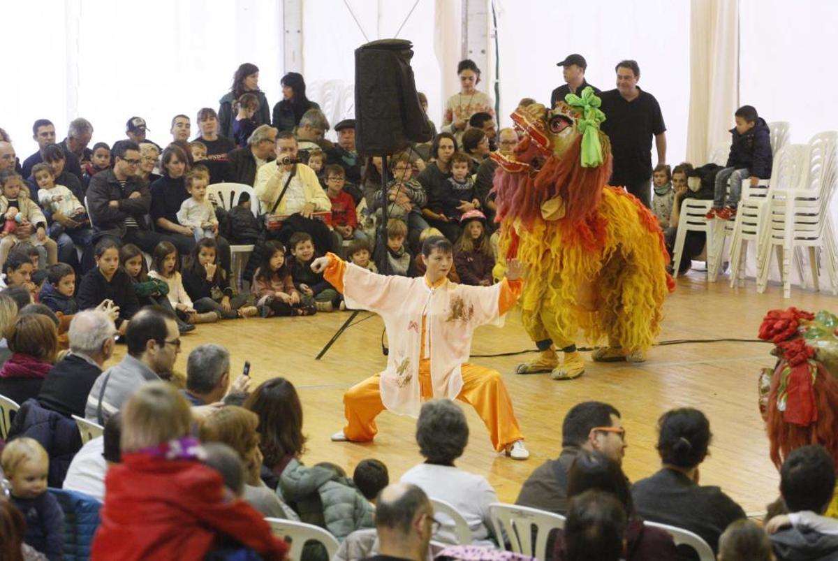 Un espectacle tradicional xinès omple l''envelat de la plaça Miquel de Palol de Girona Un espectacle tradicional xinès omple l''envelat de la plaça Miquel de Palol de Girona
