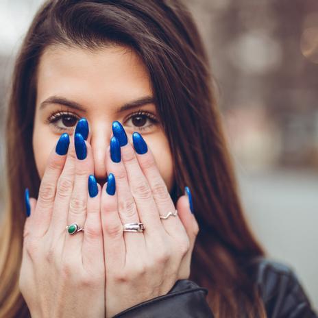 Qué tienen que ver tus uñas azules con tu pareja: Todo sobre el fenómeno 'Blue Nail Theory'