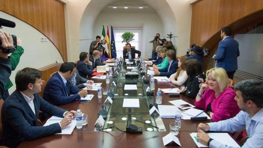 Extremadura se movilizará de nuevo si Fomento incumple el plazo del tren