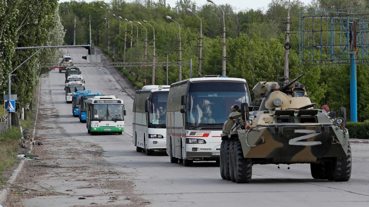 Los autobuses que transportan a miembros del servicio de las fuerzas ucranianas que se han rendido después de semanas escondidos en la acería de Azovstal salen de Mariupol.