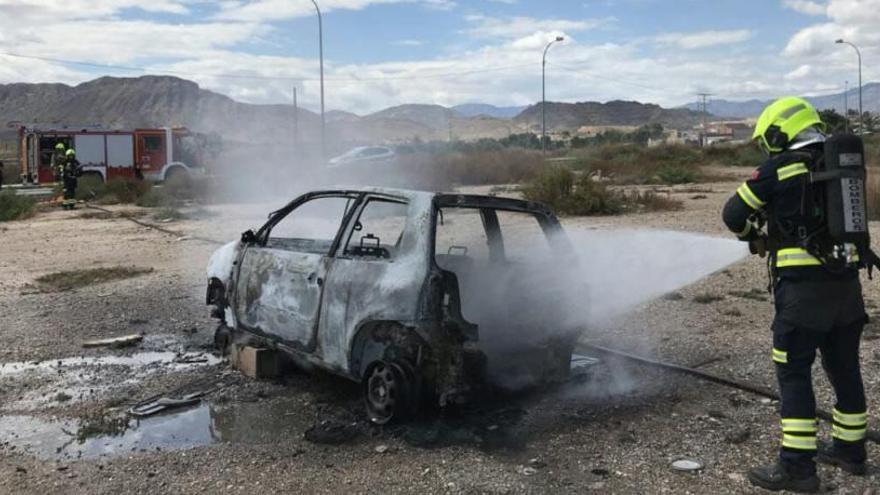 Sofocan un incendio en un coche abandonado en Alicante